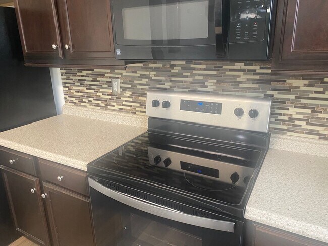 Building Photo - Large Four Bedroom Home In North Charlotte