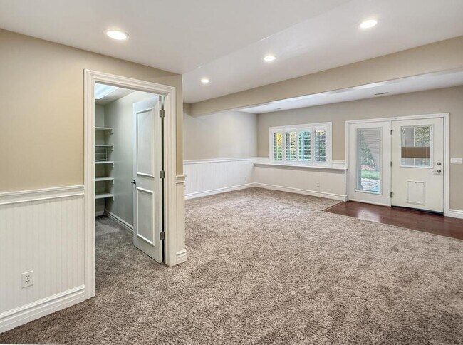 Building Photo - 1615 E Lakeview Way