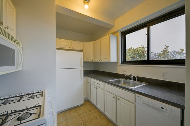 Building Photo - Great 1BR in Cathedral Heights! Fully furnished!
