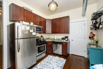 Building Photo - Top Floor 2bd/1bth Ukrainian Village, Avail August 1st!