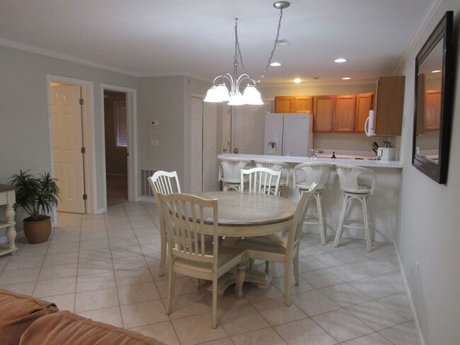 Building Photo - Lakefront 2 bedroom Condo For Rent