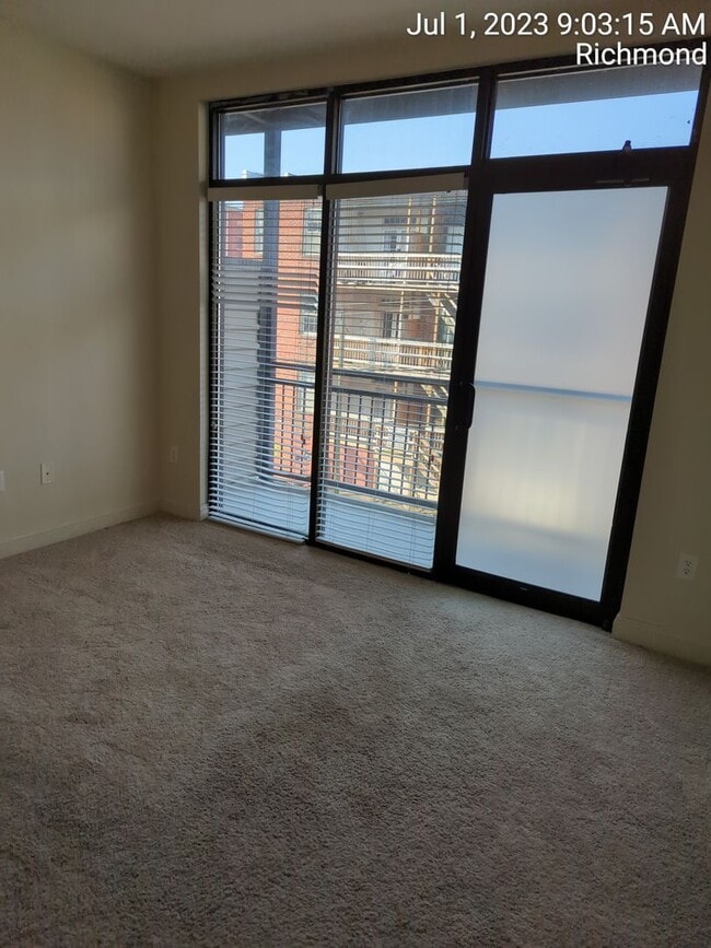 Building Photo - 1 bedroom condo with parking garage