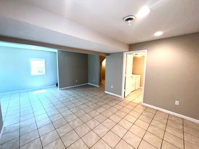 Building Photo - Spacious 3-bed, 2-bath Single Family Home!
