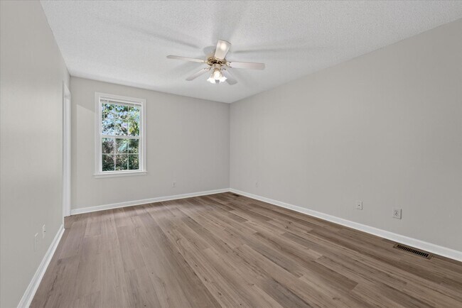 Building Photo - Three Bedroom in Sango!