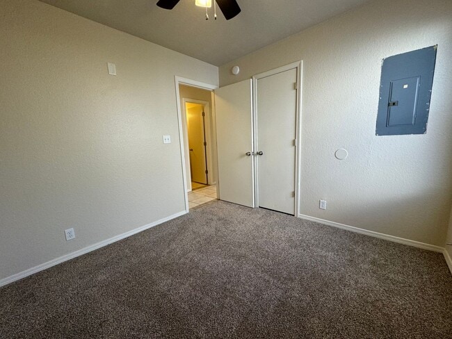 Building Photo - Gorgeous 3 bedroom 2 bathroom home