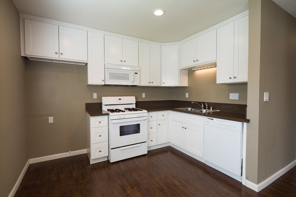 Building Photo - 533 E Chevy Chase Dr