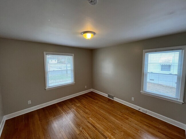 Building Photo - Charming 3-Bedroom 2-Bath with Beautiful Hardwood Floors
