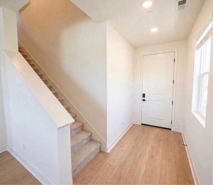 Building Photo - 1358 Blue Port Wy