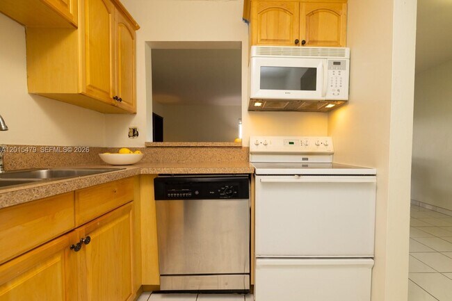 Building Photo - 10385 N Kendall Dr