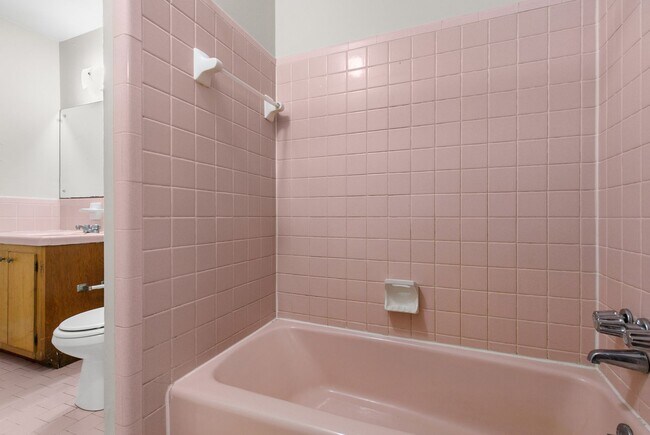 Building Photo - Celeste Manor - 1 Bedroom / 1 Bathroom, Updated