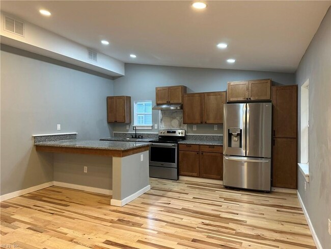 Building Photo - Gorgeous, newly renovated 3 bed/2 bath home