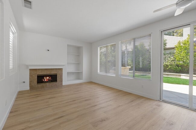 Building Photo - Gorgeous 3BD 2-Story Home in the Sorrento Community in Porter Ranch!