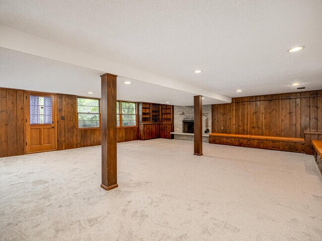 Building Photo - 6625 W Shore Dr