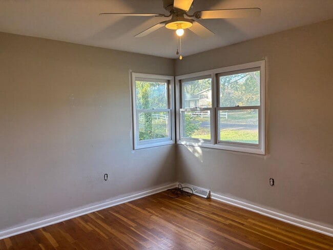 Building Photo - Spacious 4 Bed 1.5 Bath House