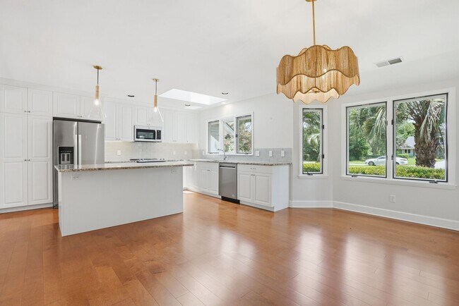 Building Photo - Enjoy Lowcountry living in this beautifully updated 3-Bed, 2-Bath home in Moss Creek!