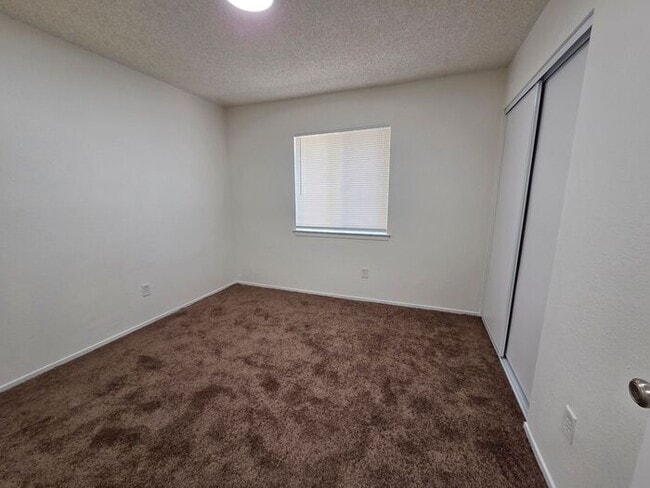 Building Photo - New Listing!