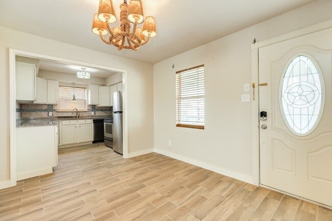 Building Photo - 805 Seashell Dr