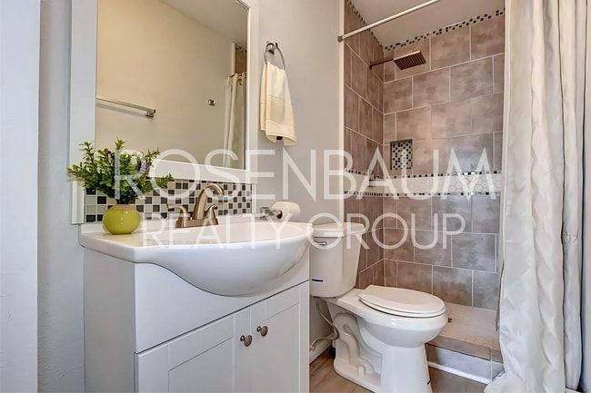 Building Photo - Stunning 3-bedrooms, 2-baths single-family...