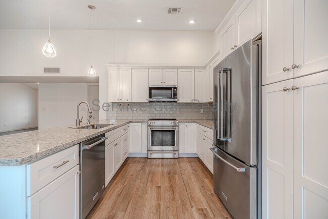 Building Photo - 6409 E Grandview Dr