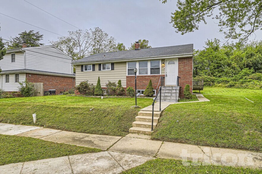 Building Photo - 2012 Royal Garden Dr