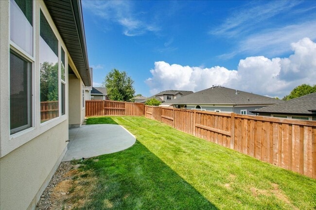 Building Photo - Beautiful Home in Desired Hazelwood Subdiv...