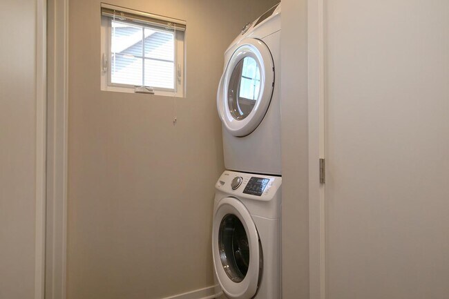 Building Photo - 289 E 19th St