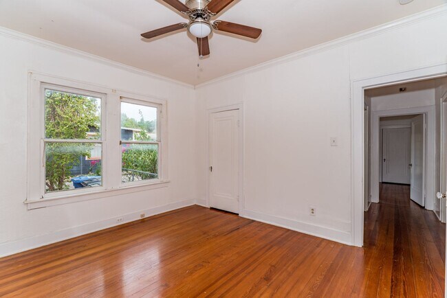 Building Photo - 2-BEDROOM COTTAGE IN TOBIN HILL