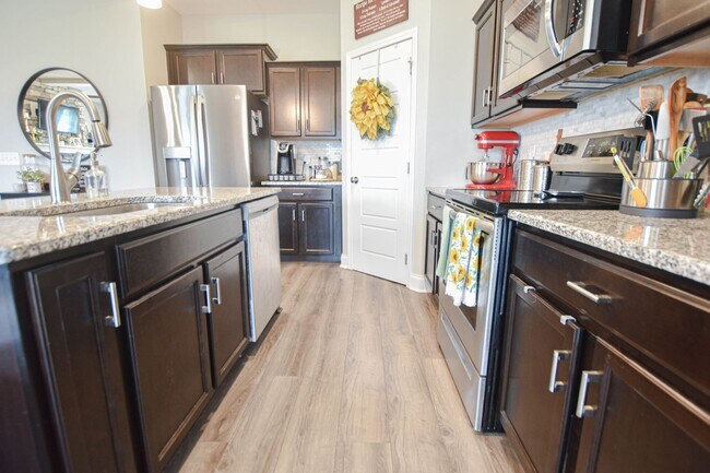 Building Photo - Pet Friendly Three Bedroom with Bonus!
