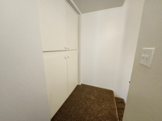 Building Photo - ****Move-In Special $500 off first month r...