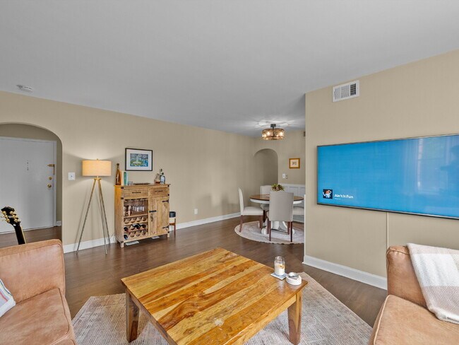 Building Photo - Enjoy Comfortable Arlington Living at Old Glebe Road!