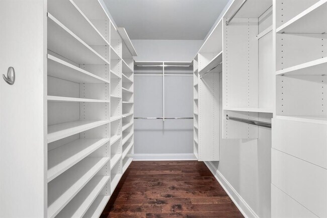 Building Photo - 2311 Santa Rita St