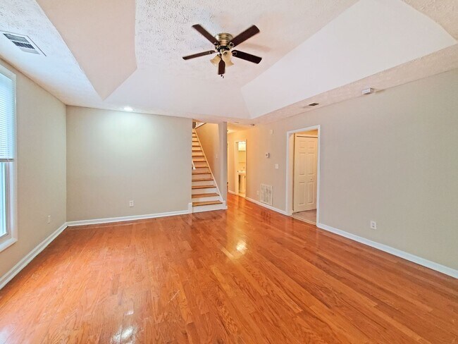 Building Photo - Beautifully Updated 4-Bedroom Home Near Mo...
