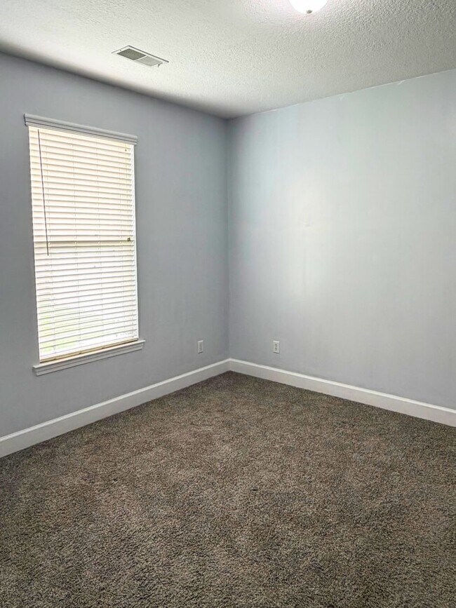 Building Photo - Woof and Meow Friendly! 4/3 with a fenced in yard!