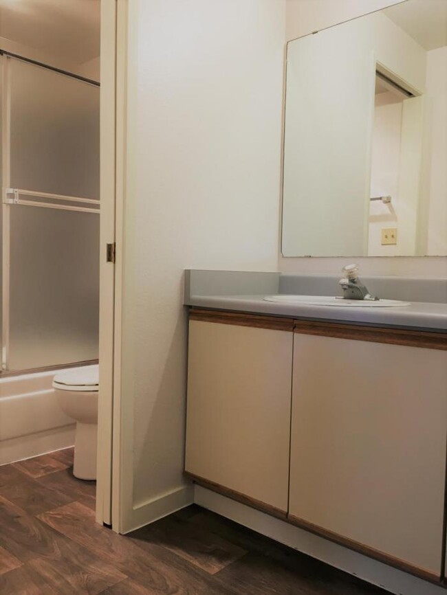 Building Photo - 2 bedroom in Seattle WA 98115