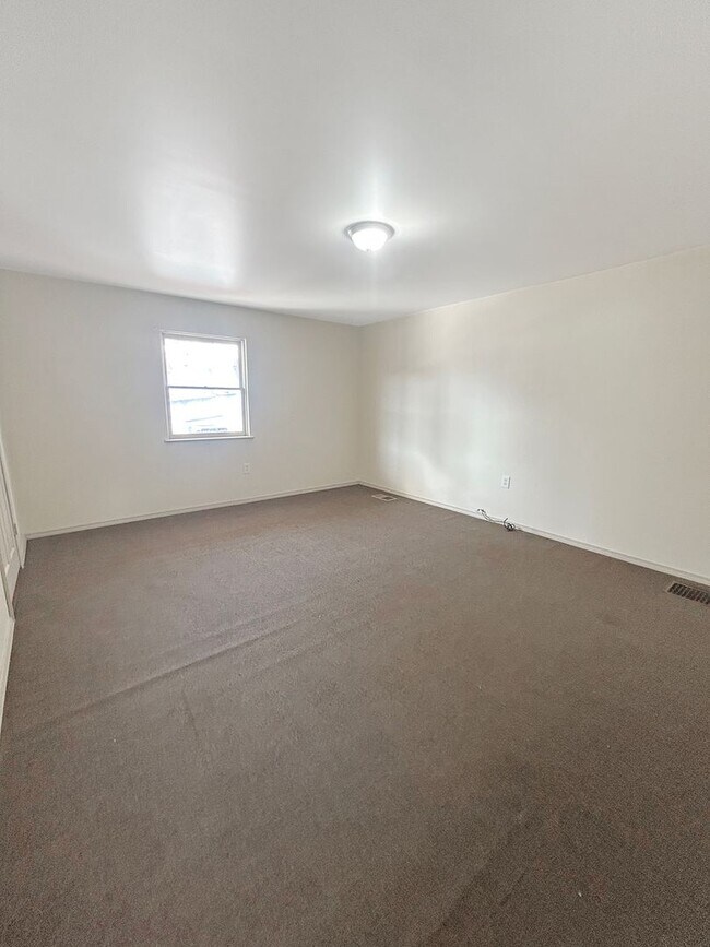 Building Photo - 36 Hickory St