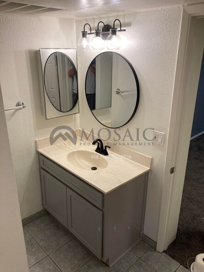 Building Photo - 461 W Holmes Ave