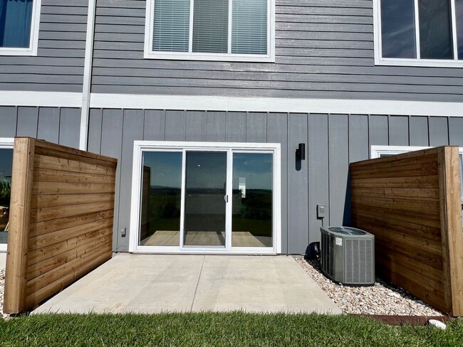 Building Photo - Modern Townhome with STUNNING Views in Wes...