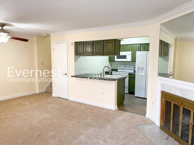 Building Photo - 3 Bed, 2.5 Bath Townhome with Modern Amenities / Available Soon!