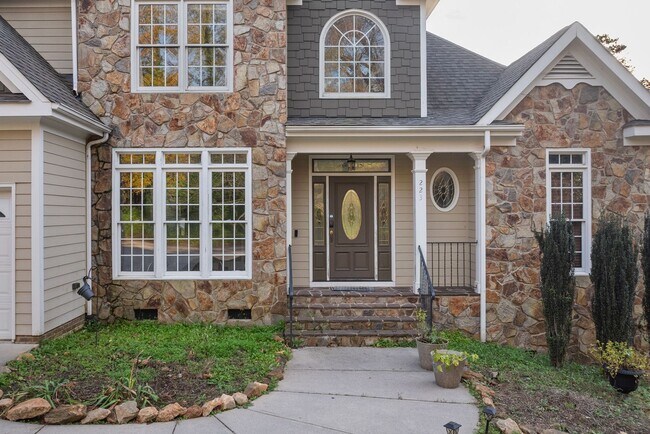 Building Photo - 4 Bed | 2.5 Bath House with Garage