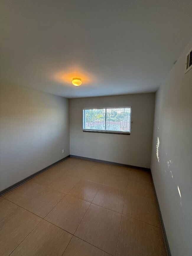 Building Photo - 3 Bedroom 2 Bathroom Granada Hills Home (Main House) Great Location!