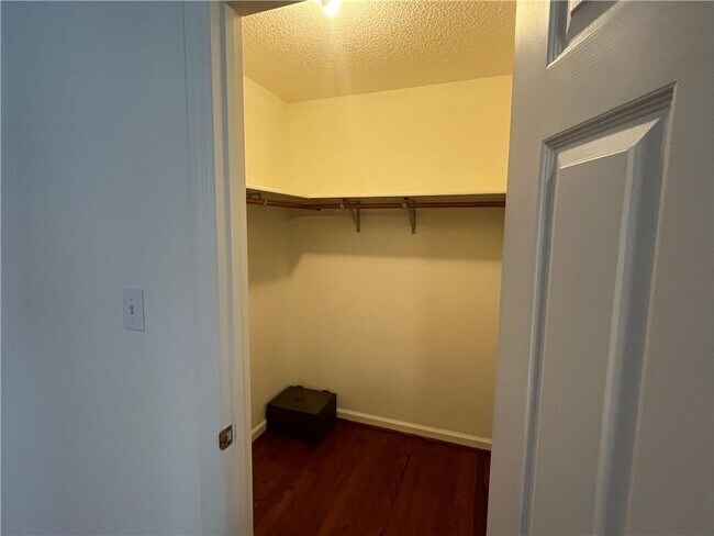 Building Photo - 972 Bridgegate Dr NE
