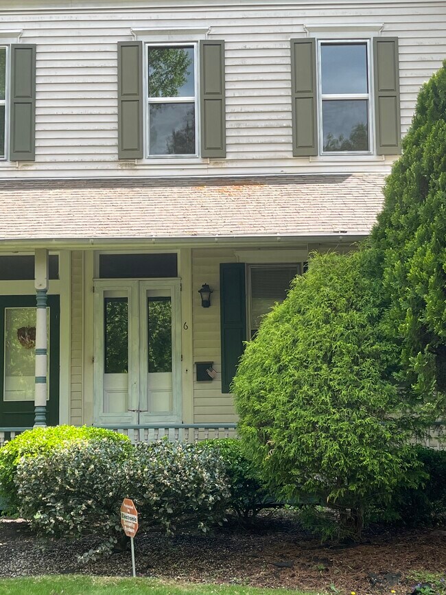 Primary Photo - 6 E Oak Ave