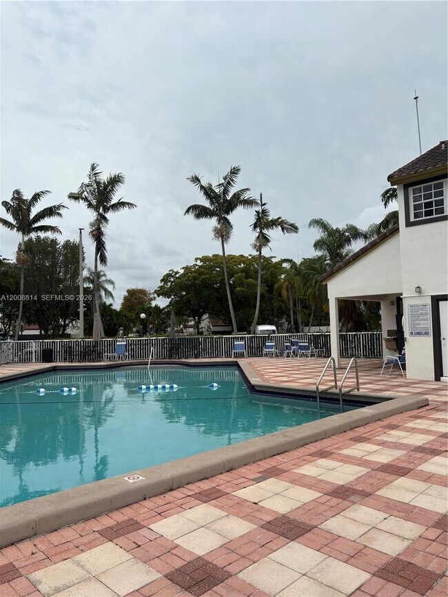 Building Photo - 9711 Fontainebleau Blvd