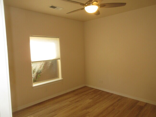 Building Photo - 8201 Grape View Ct NE