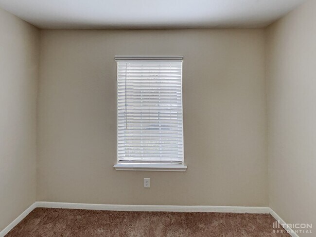 Building Photo - 425 Palomino Stand Dr
