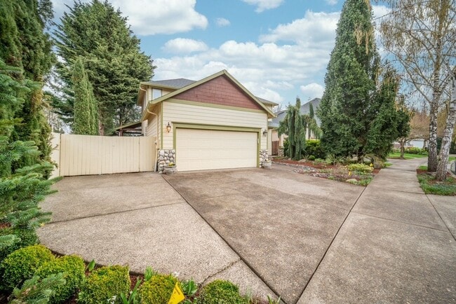 Building Photo - 16044 SE Flavel Dr