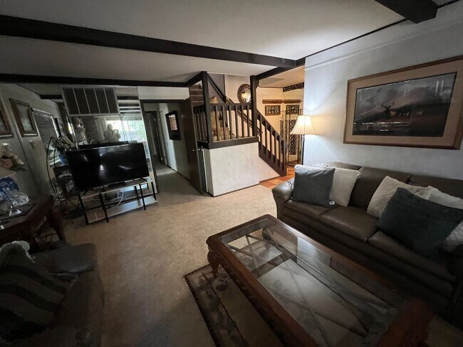 Building Photo - Large furnished 4 bedroom home with 2 car ...