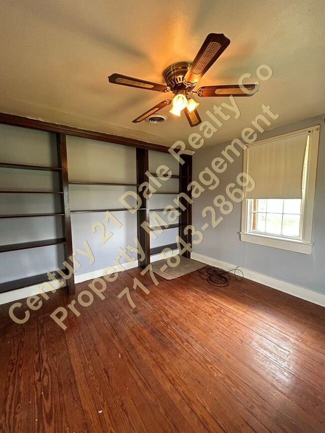 Building Photo - Large 3 Bedroom Apartment in South Eastern...