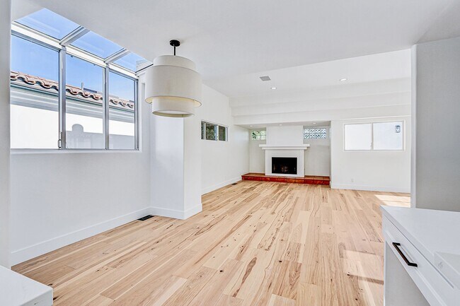 Building Photo - Beautifully Remodeled, 4BR4.5BA Hill Section Home w/ Amazing Panoramic Ocean Views, 3 Decks, Atri...