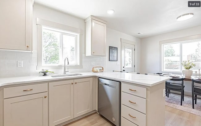 Building Photo - BEAUTIFUL 3 Bed 2.5 Bath Townhome Available!